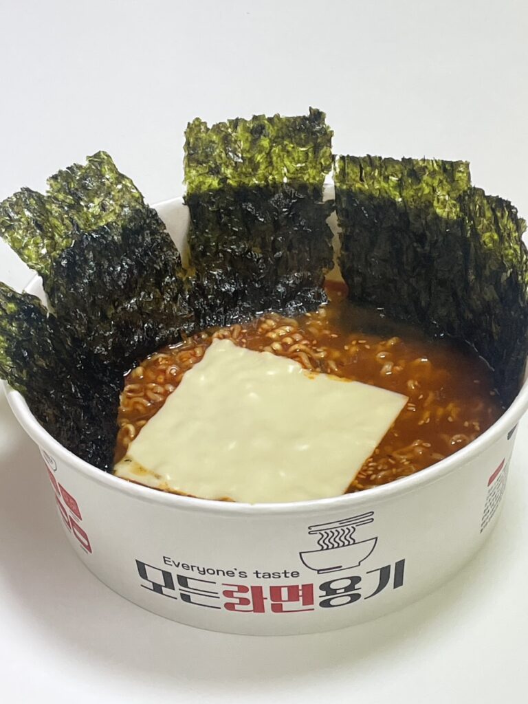 韓国のりとスライスチーズをのせたラーメン
