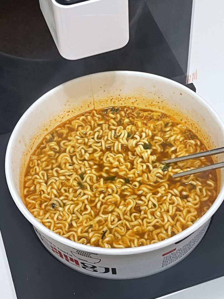 自動調理機の上で煮えたラーメン