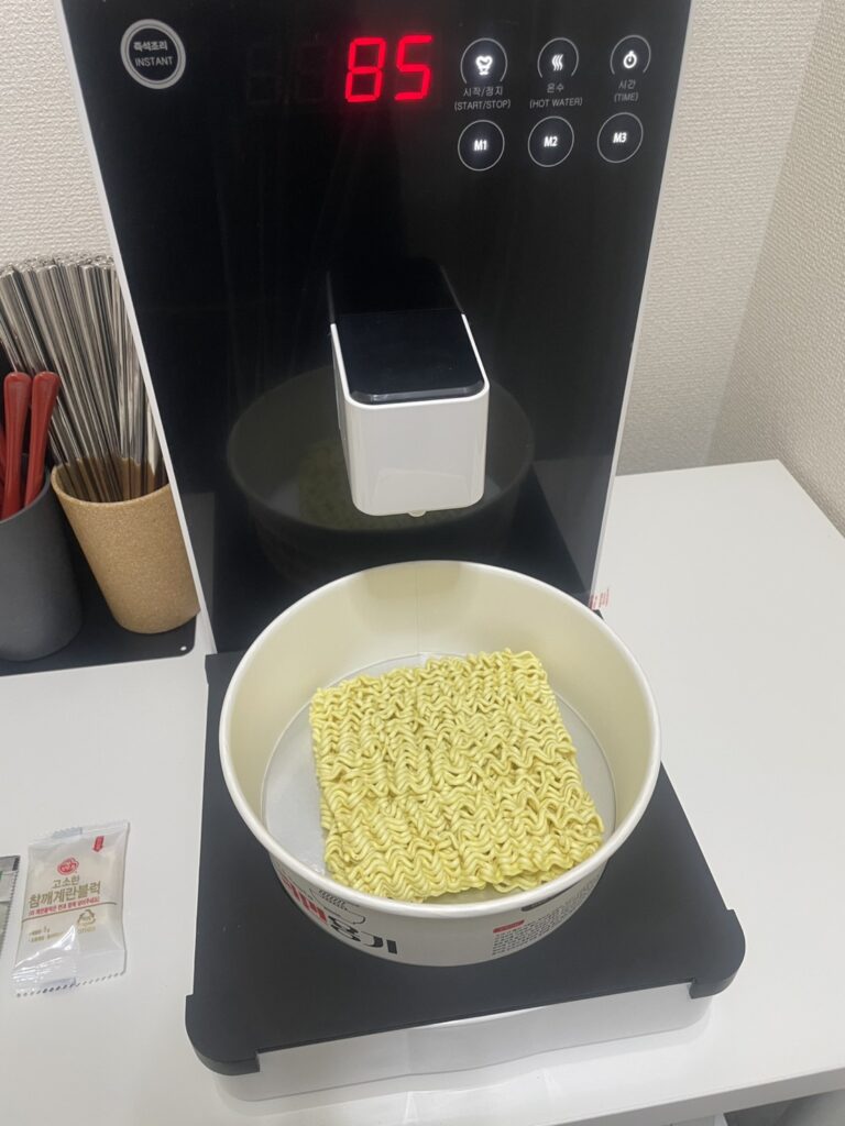 麺を入れたどんぶりを自動調理機にセットしたところ